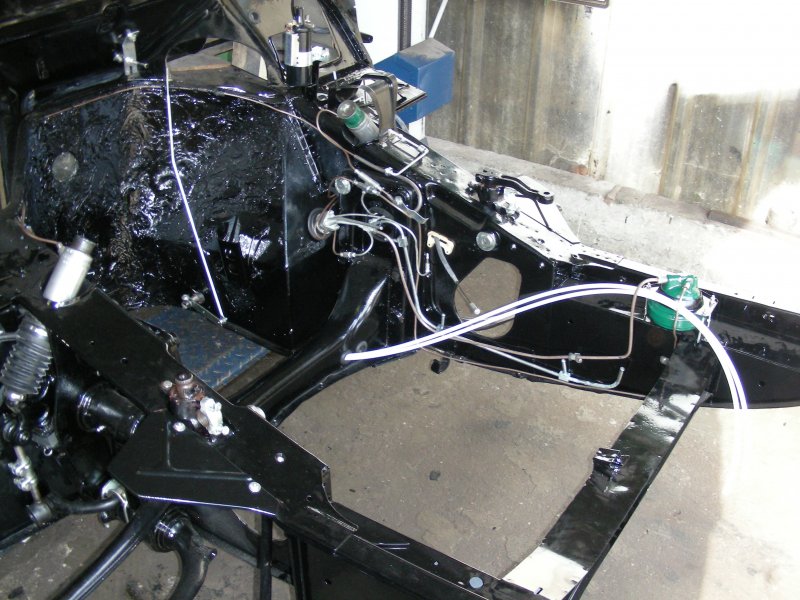 DS 19, compartiment moteur entièrement remis à neuf, qui attend sa mécanique