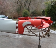 Préparation des éléments de carrosserie sur un chariot de construction artisanale